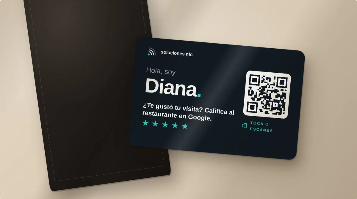 Foto de la tarjeta de mesero junto a una libreta, con el nombre Diana.
